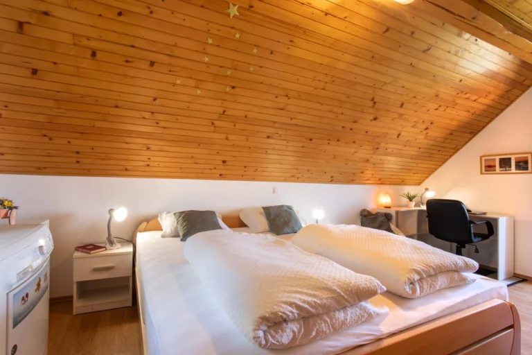 Butterfly Place 4 Bedroom with double bed and workspace at Butterfly Place