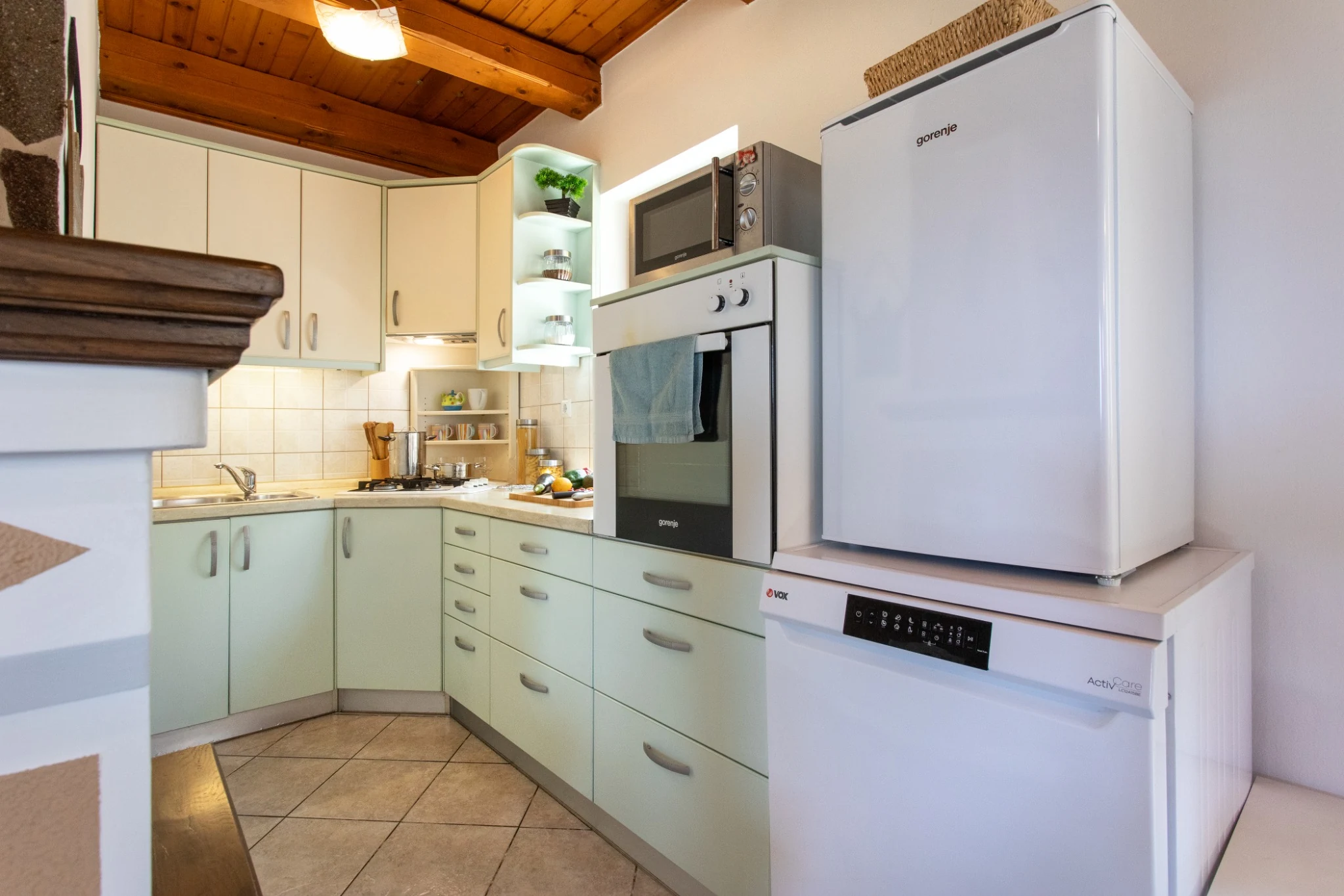 Butterfly Place 21 Kitchen with oven and refrigerator
